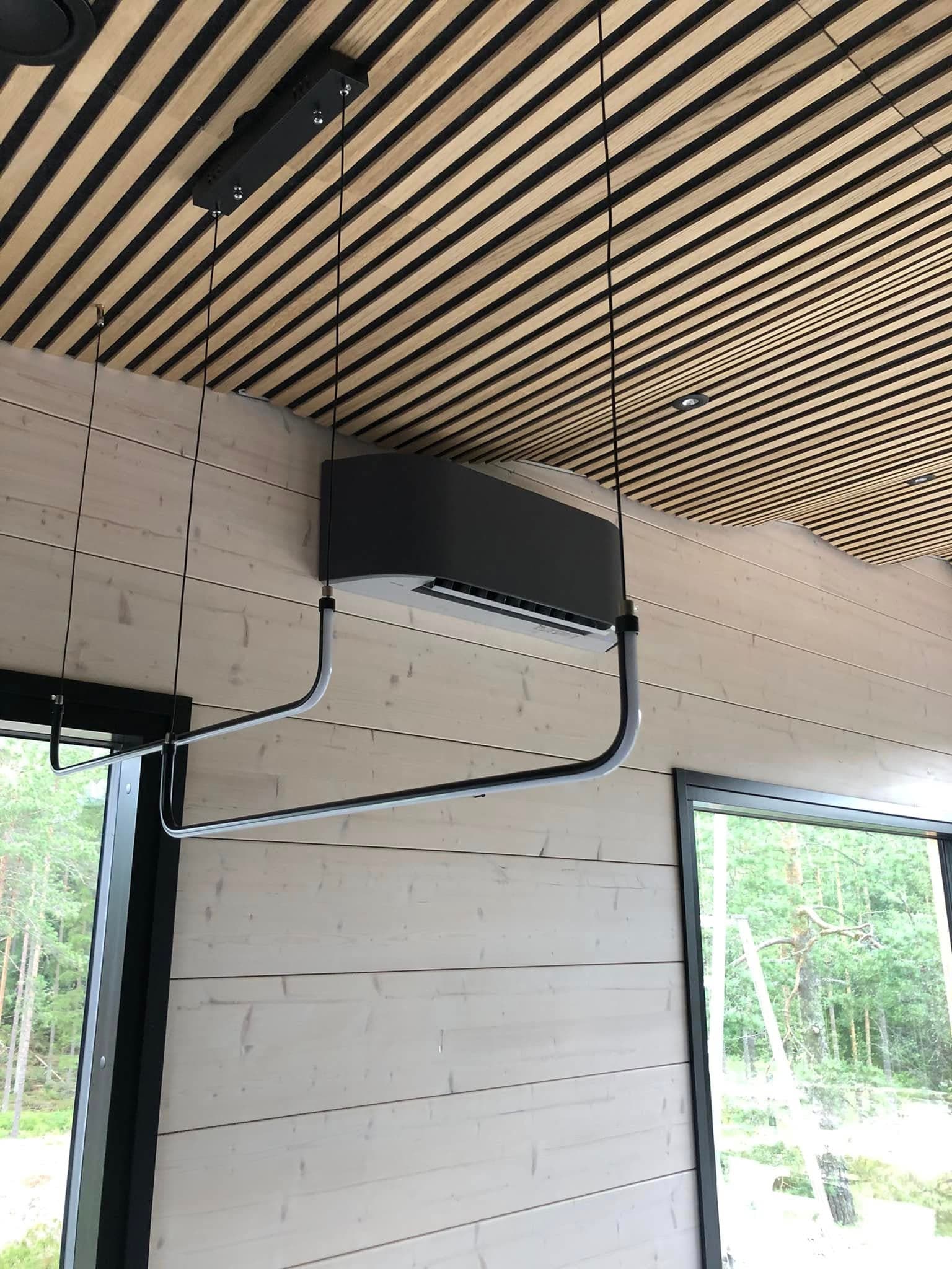 Ilmalämpöpumpun sisäyksikkö asennettuna moderniin sisätilaan